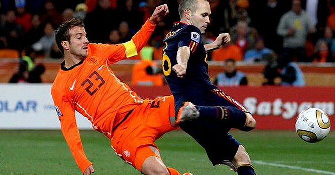 Ван дер Варт о поражении в финале ЧМ-2010: «Разочарование прошло после двух бутылок вина. В раздевалке пили все, вообще-то было весело. Заходил Рамос, сочувствовал»