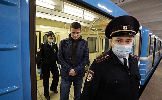 Облаву на «безмасочников» в метро устроили полицейские в Новосибирске