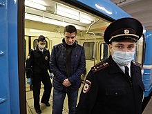 Облаву на «безмасочников» в метро устроили полицейские в Новосибирске
