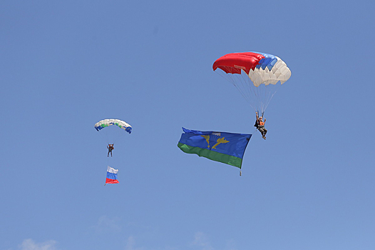 Нижегородские парашютисты во время показательных прыжков с самолета развернули флаги России и ВДВ