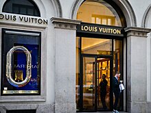 В Киеве увидели "российскую" символику в рекламе Louis Vuitton с французским триколором