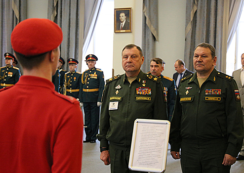 Замминистра обороны РФ генерал армии Дмитрий Булгаков принял школьников Санкт-Петербурга в ряды Юнармии