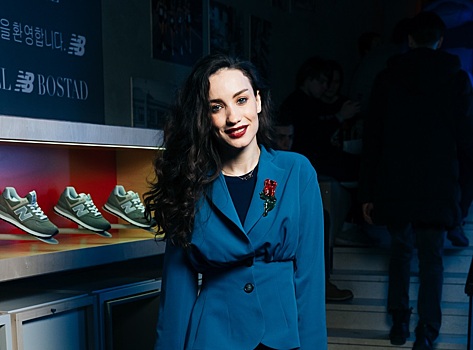 Виктория Дайнеко пришла на вечеринку New Balance в строгом костюме, а Лукерья Ильяшенко — без нижнего белья