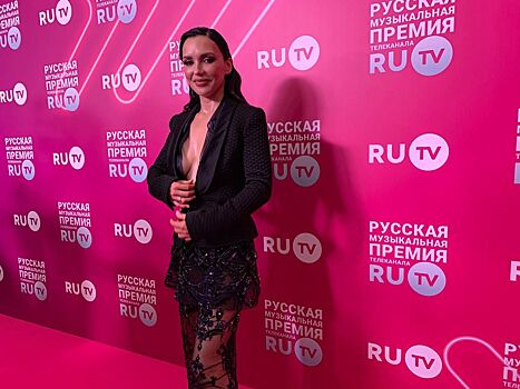 Серябкина пришла на премию RU.TV в наряде от покойного Юдашкина
