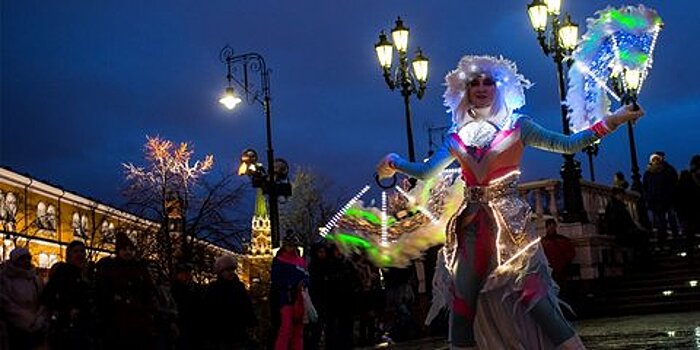 Два световых шоу в честь Нового года и Рождества будут транслировать на фасаде ЦВЗ «Манеж» 14-20 декабря