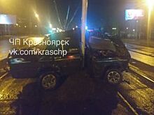 В Красноярске водитель врезался в столб, а потом убежал с места ДТП
