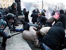 Милиция спряталась в здании Госдумы. 19 лет назад в Москве фанаты устроили погром