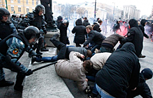 Милиция спряталась в здании Госдумы. 19 лет назад в Москве фанаты устроили погром