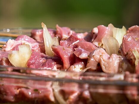 Врач Русакова предупредила о смертельном вреде пожаренных на огне сарделек и мяса