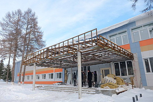 Заторможенный ремонт кемеровского лицея за 372 млн рублей готов на 80%