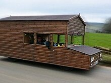 Самая быстрая избушка в мире способна ездить со скоростью 150 км/час