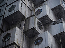 Башню сносит. В Японии уничтожат уникальное здание из 1970-х с капсульными квартирами. Кому оно помешало?