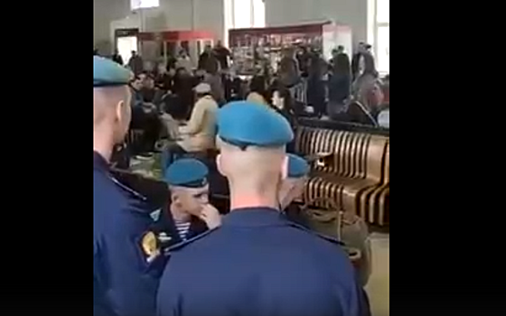 В Рязани на вокзале академический хор, десантники и полицейские спели «Катюшу»