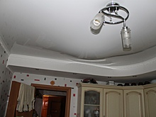 «Отвисли натяжные потолки»: жители двухэтажки в Зареке жалуются на ремонт крыши их дома