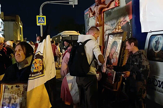 В Екатеринбурге верующие вышли на крестный ход, несмотря на запрет властей