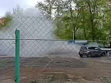 В Челябинске залило кипятком автостоянку и улицу из-за коммунальной аварии