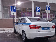 Курского полицейского оштрафовали за парковку служебного авто на месте для инвалидов