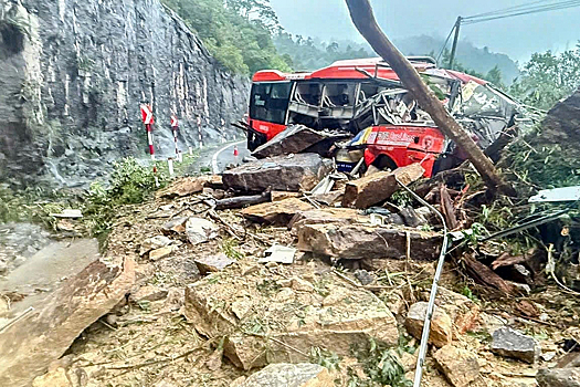 Оползень накрыл пассажирский автобус во Вьетнаме