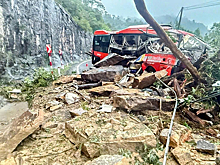Оползень накрыл пассажирский автобус во Вьетнаме