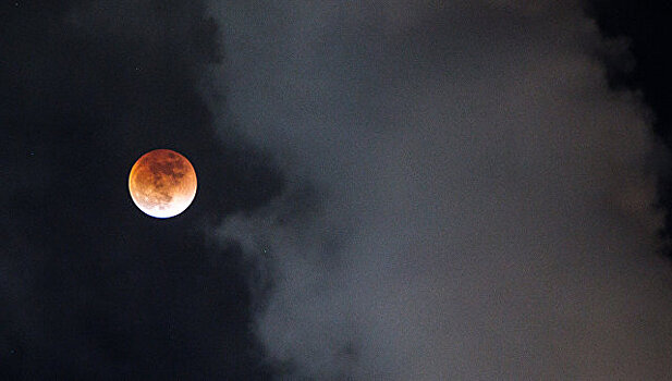 Жители Земли поделились фотографиями кровавой Луны