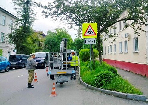 На Свободном проспекте отремонтировали упавший дорожный знак