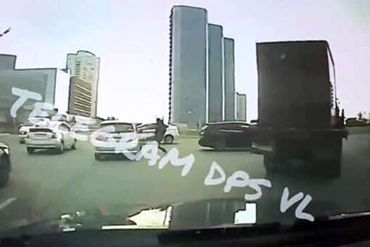 В Приморье на видео сняли, как водитель напал на женщину с ребенком и разбил авто