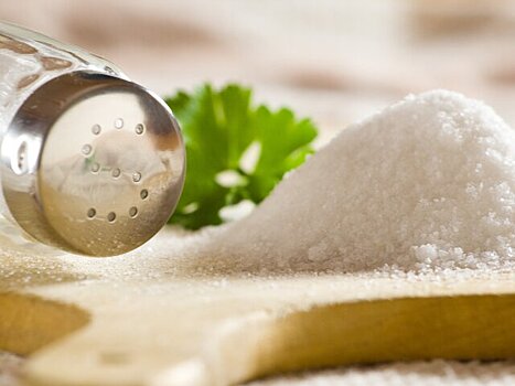 Диетолог назвал лучшую альтернативу соли для пожилых