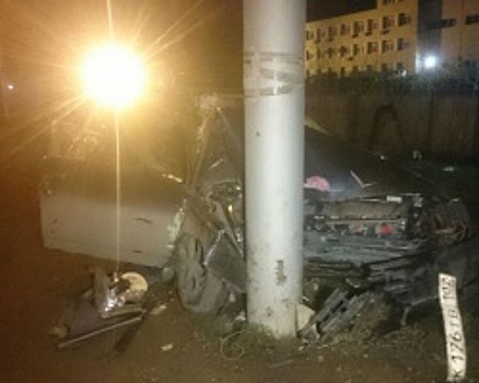 В Уфе ночью ВАЗ-2110 протаранил столб, есть пострадавшие