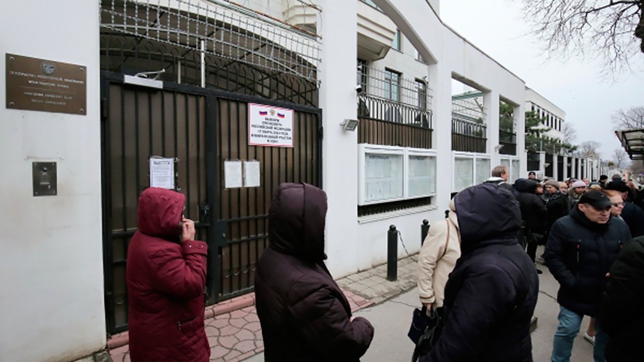 В Молдове задержали провокатора, попытавшегося поджечь посольство РФ