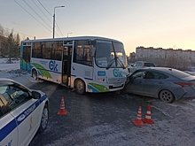 В Омске пассажирский автобус выехал на «встречку» и врезался в иномарку