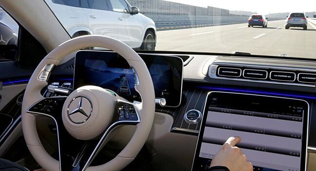 У Mercedes-Benz теперь тоже есть автопилот