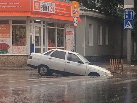 На улице Чернышевского под землю провалилась «десятка»