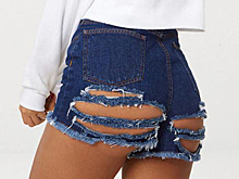 Женщин порадовали порванными на ягодицах шортами