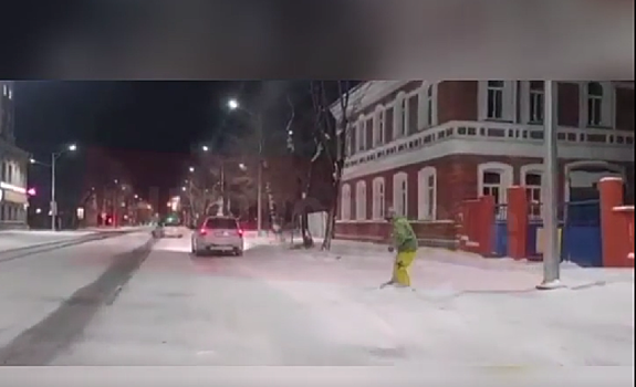 Жители Благовещенска решили покататься на сноуборде прямо по заснеженным улицам