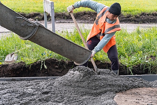 В Смоленской области устроили проезд в болото и пешеходный переход к обрыву