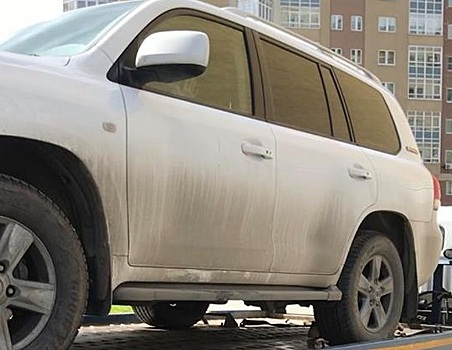 В Екатеринбурге сотрудники ГИБДД попытались эвакуировать авто, в котором сидел ребенок