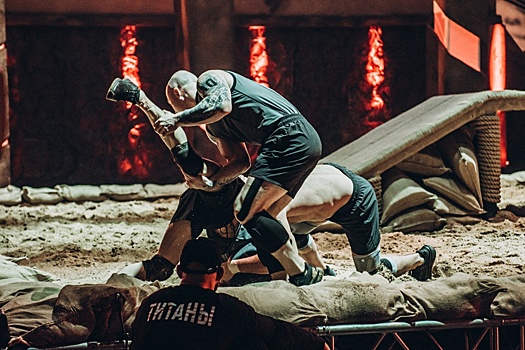 Атлет из Екатеринбурга победил популярного блогера в шоу «Титаны»