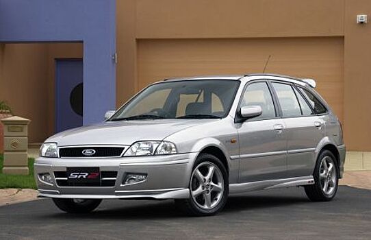 Блогеры переделали старый Ford Laser в самый большой в мире аквариум