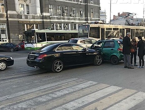 До слез довела девушку авария в центре Ростова