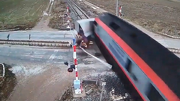 Поезд на скорости протаранил выехавшую на пути фуру и протащил ее за собой: видео