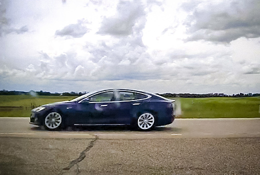 150 км/ч: водитель спит, автопилот Tesla разогняется