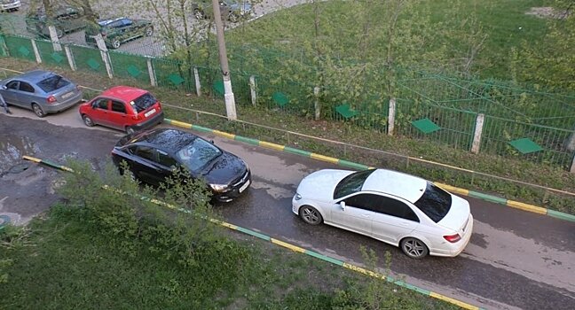 Дворовая территория: кто из автомобилистов должен уступить