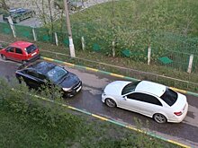 Дворовая территория: кто из автомобилистов должен уступить