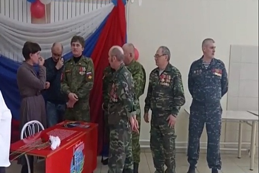 Парту героя СВО Виталия Зубарева открыли в школе №3 в Черепаново