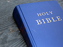 Американский журнал включил Библию в список "ненужных" книг