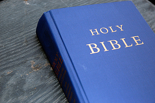 Американский журнал включил Библию в список "ненужных" книг