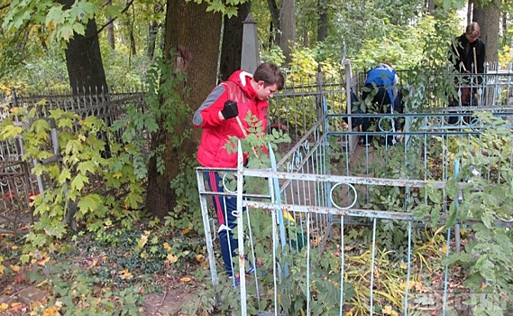 Курские волонтеры убрались на Никитском кладбище