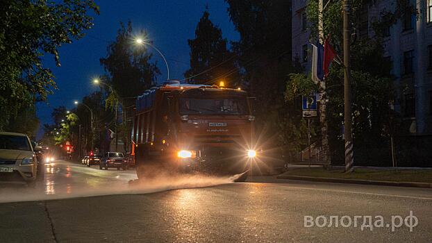 «Зеленстрой» очищает улицы от пыли и грязи