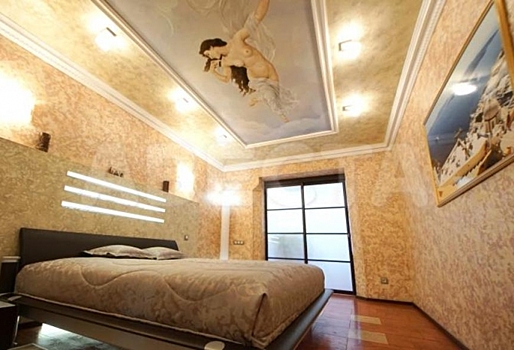 В Омске продается квартира с Венерой на потолке и черепахами в прихожей