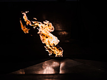 Профилактику горелки Вечного огня провели в Александровском саду в Москве